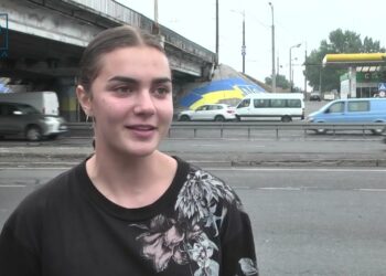 На Слобожанському проспекті оновили мурал із символами України