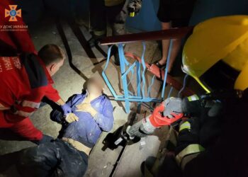 У Дніпрі рятувальники звільнили з пастки голову чоловіка