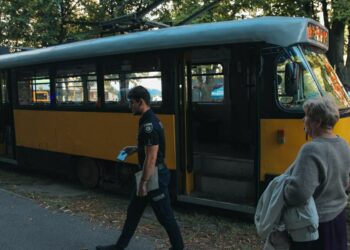 У Дніпрі жінка потрапила під колеса трамвая (ФОТО 18+)