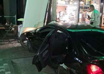 Вночі у Дніпрі автівка влетіла в вітрину АЗС: травмувалася працівниця заправки