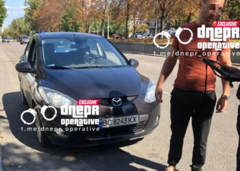 У Дніпрі водій ледь не збив людей на «зебрі», а потім «задув» їх з балончика: чим закінчився інцидент (ВІДЕО)