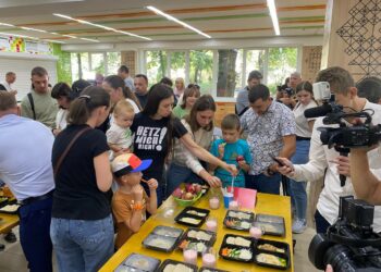 У Дніпрі фірма-підрядник, яка оскандалилася на «провальному» постачанні ланч-боксів, провела презентацію меню для батьків школярів (ВІДЕО)