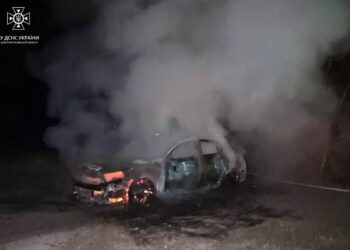 У Дніпрі згоріли два авто (ВІДЕО)
