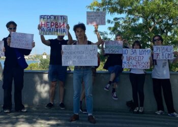 Дніпряни вийшли на акцію протесту проти вуличних гонщиків (ВІДЕО)