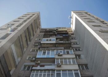 У Дніпрі підліток вистрибнув з балкона багатоповерхівки (ФОТО 18+)