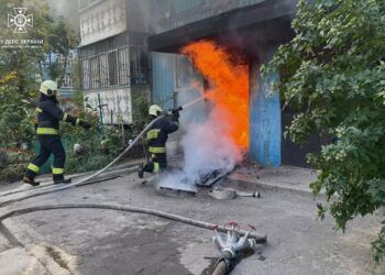 У Дніпрі загорівся під’їзд у багатоповерхівці