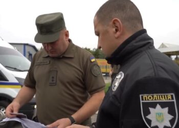 В Чехію екстрадували  5 офісників, які ошукували чехів в сall-центрах у Дніпрі