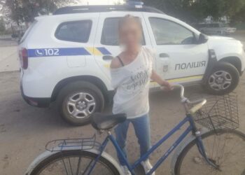 На Дніпропетровщині зловмисниця викрала велосипед з подвірʼя власника