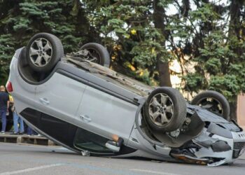 У Дніпрі на проспекті на Яворницького перекинулося авто (ВІДЕО)
