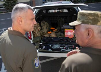 Віталій Кличко відвідав військову частину, яка отримала від столиці допомогу понад 15 млн гривень