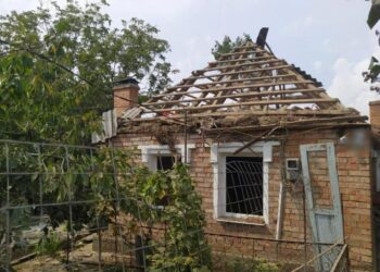 У Нікополі з-під уламків будинку дістали 81-річну бабусю: подробиці порятунку від поліції