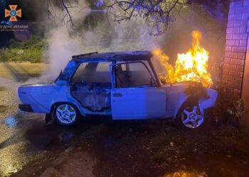 У Дніпрі загорівся легковик з дитиною у салоні