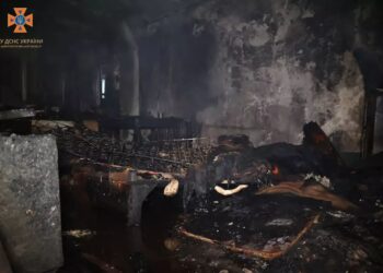 У Дніпрі на пожежі у багатоповерхівці загинув чоловік, ще двох людей врятовано