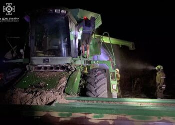 На Криворіжжі посеред поля спалахнув комбайн