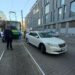 У центрі Дніпра автівка надовго заблокувала рух трамваїв: як покарали порушника (ВІДЕО)