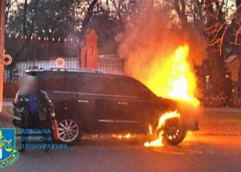 Експожежник з Дніпропетровщини палив елітні автівки в Одесі