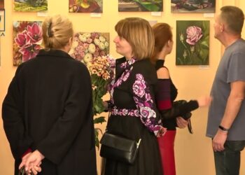 “Барви душі моєї. У Дніпрі відкрилася виставка художниці з Вугледара Анжеліки Сльозки