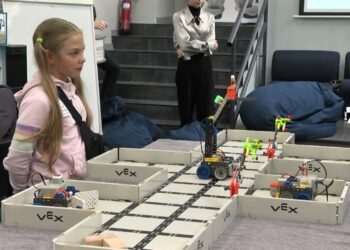 Діти від 9 до 12 років створюють робота-героя на курсі VEX RoboWeek
