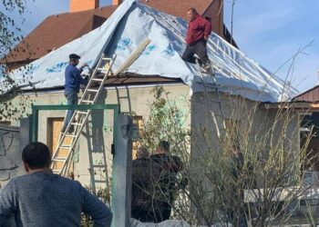 В Обухівці відновили електропостачання та повернули у вцілілі після прильоту ворожої ракети оселі газ