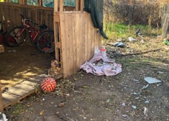 Під час ракетної атаки під Дніпром у пошкодженому уламками приватному будинку перебувала родина із трьома дітьми: подробиці та наслідки (ВІДЕО)
