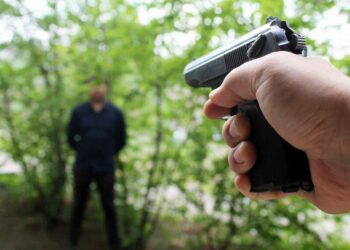 У Кам’янському 25-річного чоловіка з пістолета поранили в шию