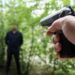У Кам’янському 25-річного чоловіка з пістолета поранили в шию