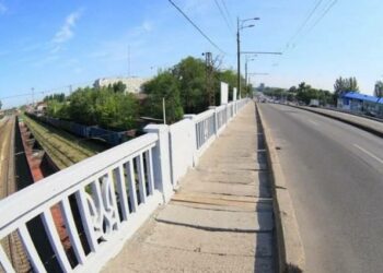 У Дніпрі патрульні врятували жінку, яка намагалася стрибнути з мосту на залізничну колію