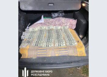 У Дніпрі ДБР затримало прокурора на хабарі у 10 тисяч доларів за перекваліфікацію статті обвинуваченому