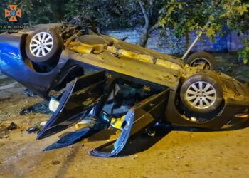 У Дніпрі внаслідок ДТП перекинулася автівка: серед постраждалих – дитина