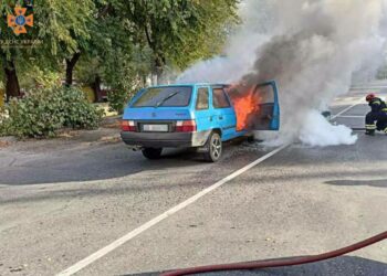 У Кривому Розі на ходу зайнявся легковик