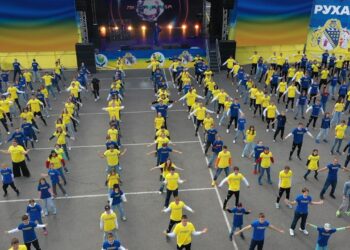 Діти Дніпропетровщини разом із зірками влаштували флешмоб «Рухаємось до Перемоги»