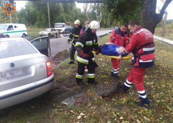 Потрійна ДТП у Кам’янському: водія звільняли з розтрощеної автівки