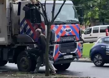 У Дніпрі сміттєвоз протаранив легковик (ВІДЕО)