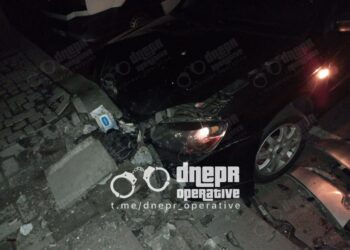 Вночі у Дніпрі пʼяний водій врізався в припарковані авто