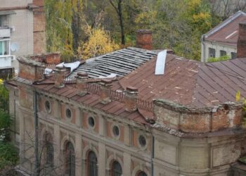 У Дніпрі через руйнування конструкцій даху складської будівлі є загиблі та постраждалі