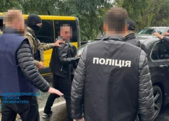 На Дніпропетровщині затримано двох ділків, які вимагали неіснуючий борг у батька загиблого військового