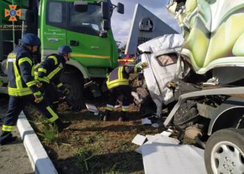 На Синельниківщині лоб в лоб зіштовхнулися самоскид і вантажівка: є загиблий та постраждалі