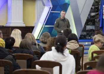Київ закупив 113 квартир для тимчасового проживання переселенців, – Кличко вручив ордери 64 родинам