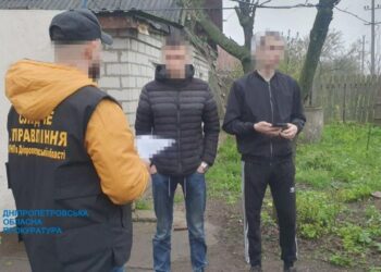 На Дніпропетровщині викрили трьох шахраїв, які створювали фейкові акаунти та просили гроші в борг