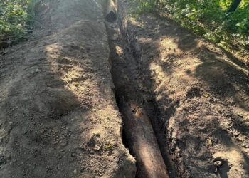 У Дніпрі зловили крадіїв металу, які викопували зливну трубу