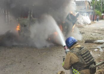 У Нікополі окупанти поранили двох рятувальників під час повторного обстрілу