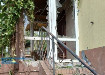 Прокуратура показала фото після сьогоднішнього обстрілу Нікополя, внаслідок якого поранено двох рятувальників