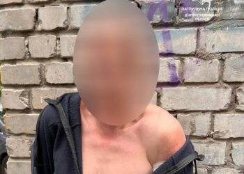 У Дніпрі патрульні допомогли пораненому чоловіку та затримали його кривдника