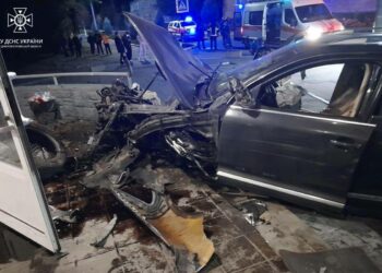 У Синельниківському районі авто вʼїхало у ресторан