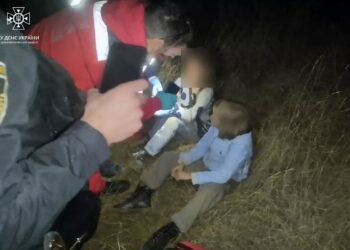 У Жовтих Водах врятували двох дівчаток, які впали у кар’єр