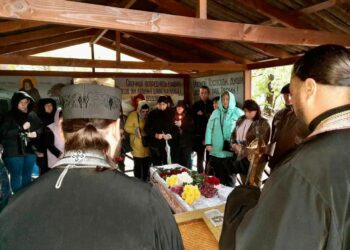 Сьогодні у Нікополі прощалися із родиною, яка загинула внаслідок ракетного удару по місцевій гімназії