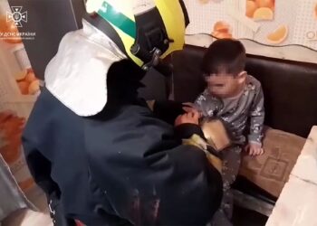 У Кривому Розі рятувальники допомогли дитині, рука якої застрягла всередині металевого чайника