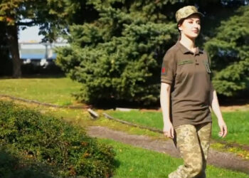 Військова з Повітряних Сил зняла кліп на власну пісню на набережній Дніпра (ВІДЕО)