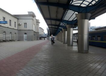 На залізничному вокзалі Дніпра затримали озброєного чоловіка