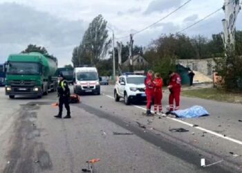 Смертельна ДТП у Камʼянському: вантажівка збила мотоцикліста (ВІДЕО)